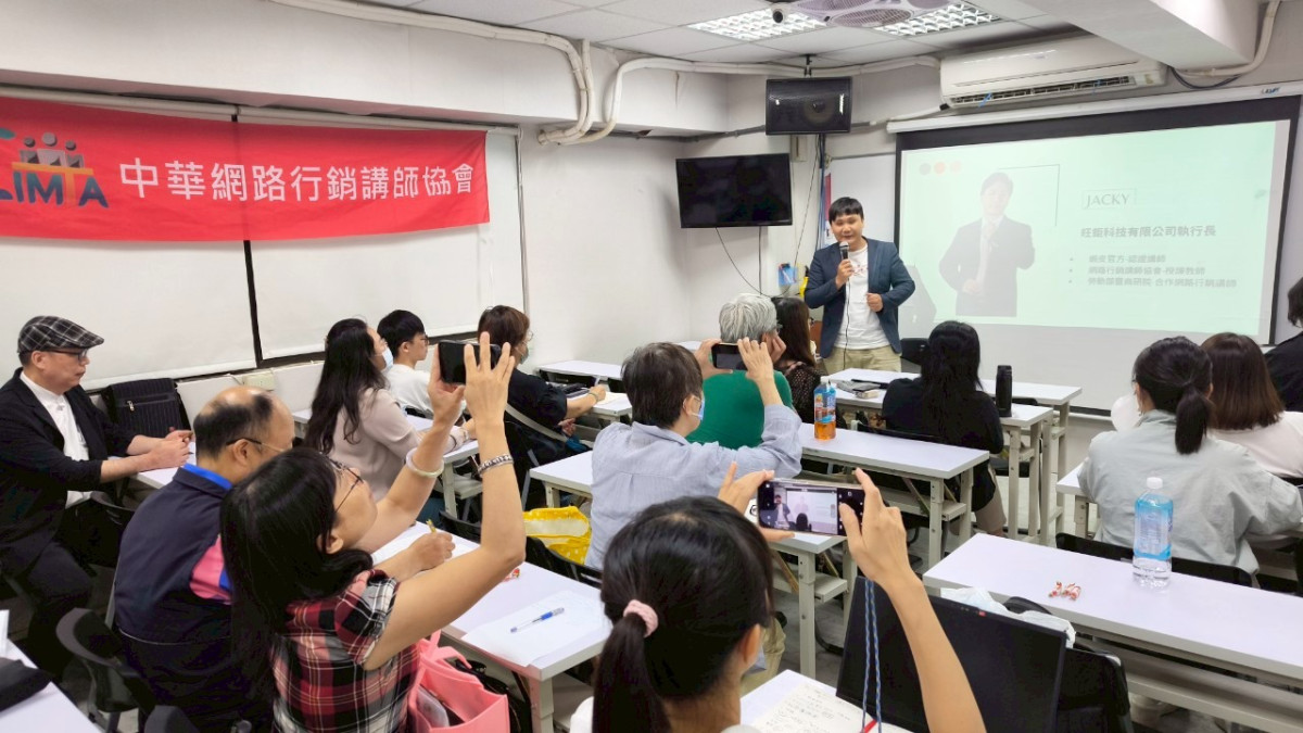 由講師謝秉泓演講第二堂AI打造電商事業放大加速器講座